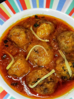 Una foto de Albóndigas de patatas con tomates