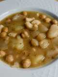 Guiso de calamares (o choco), patatas y garbanzos en Robot Taurus Foodie