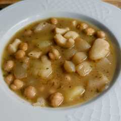 Guiso de calamares (o choco), patatas y garbanzos en Robot Taurus Foodie-レシピのメイン写真
