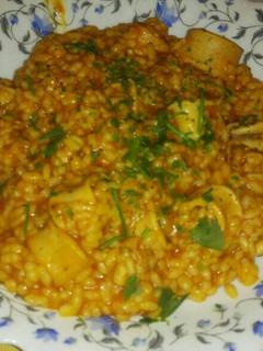 Una foto de Arroz con calamares y azafrán