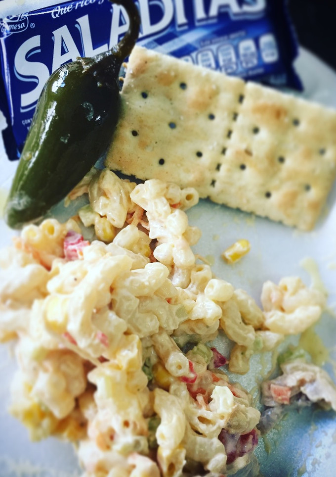 Una foto de Sopa fría de  Coditos con pollo y vegetales