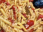 Una foto di pasta con il nasello