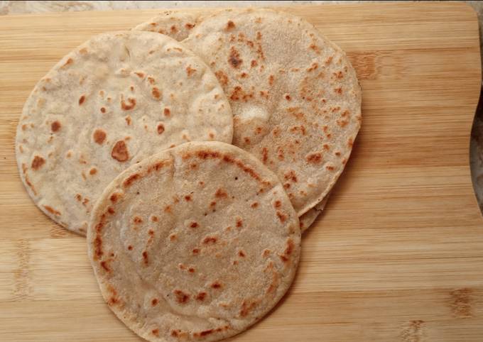 Indian soft phulka Chapati (roti) on non stick tawa Stock Photo