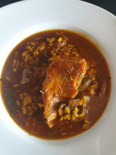 Una foto de Arroz caldoso con conejo y setas