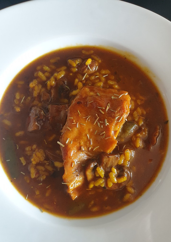 Una foto de Arroz caldoso con conejo y setas