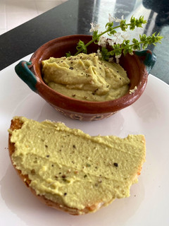 Una foto de Hummus de garbanzo y albahaca 🌿