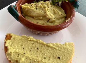 Una foto de Hummus de garbanzo y albahaca 🌿