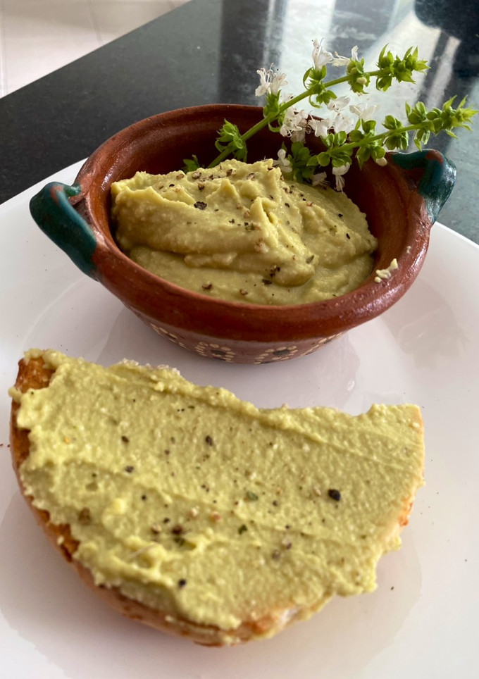 Una foto de Hummus de garbanzo y albahaca 🌿