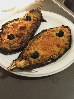 Una foto de Berenjenas rellenas de verduras