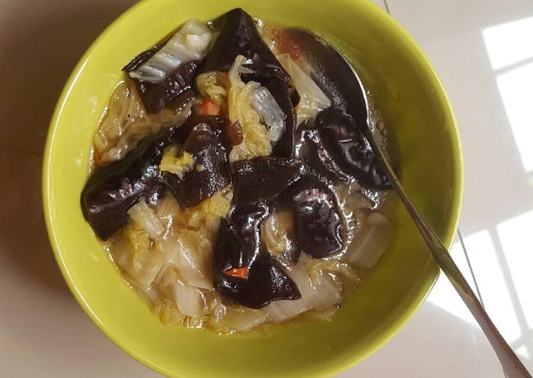 Resep Sup Sawi Putih Jamur Kuping ala anak kost (pakai ricecooker) yang Enak Banget