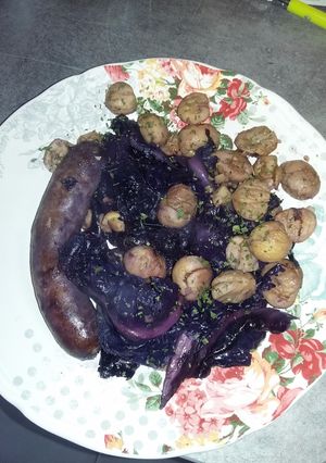 Une photo de Choux Rouge, marrons, saucisses..