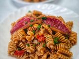 Pasta integrale con filetti di triglia e pomodorini