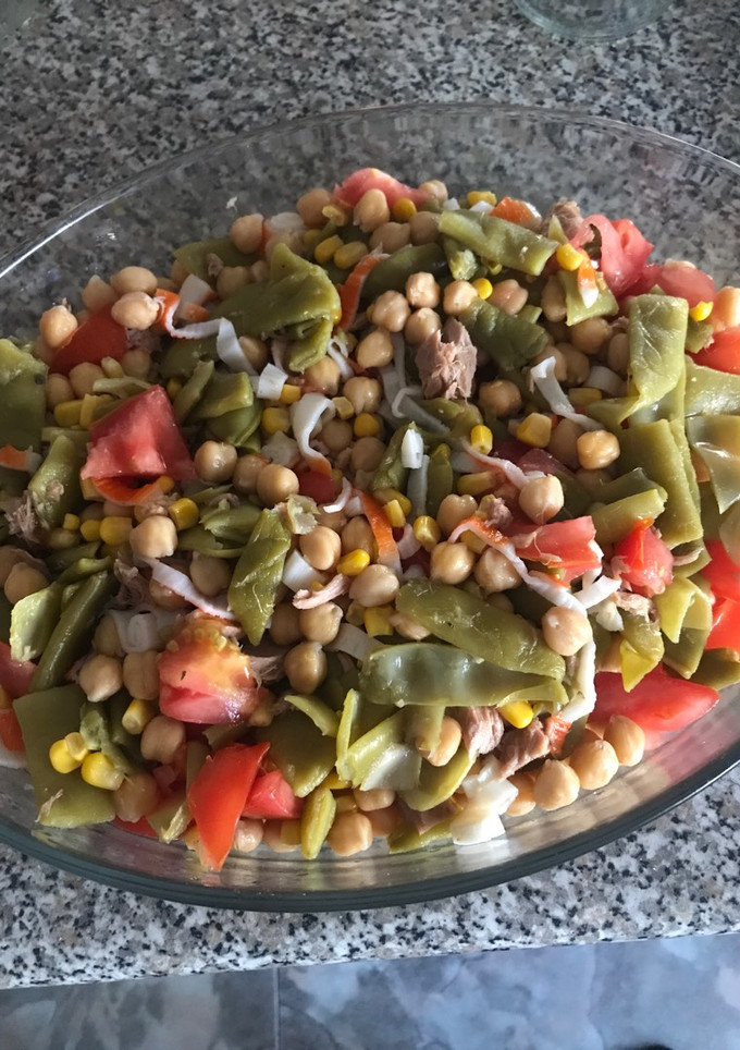 Una foto de Ensalada de garbanzos y judías verdes