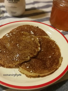 Una foto de Pancakes con miel 🍯