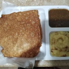 A picture of Dal pakwan.