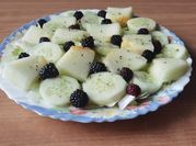 Una foto de ensalada de moras