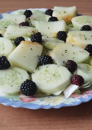 Una foto de Ensalada de melón,pepino y moras