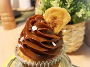 Una foto de postres con bananas en horno