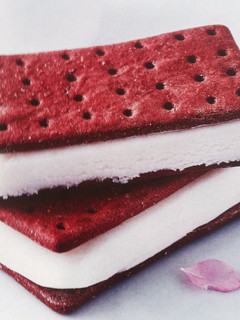 Una foto de Sándwich de Galleta de Chocolate Oscuro con Helado de Chocolate Blanco