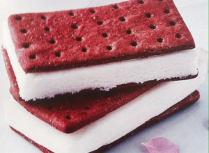 Una foto de Sándwich de Galleta de Chocolate Oscuro con Helado de Chocolate Blanco