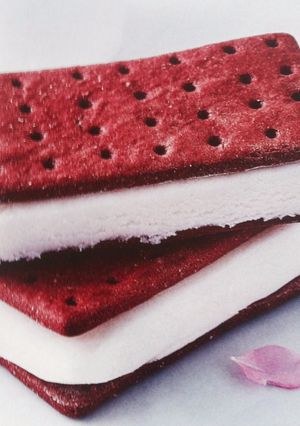 Una foto de Sándwich de Galleta de Chocolate Oscuro con Helado de Chocolate Blanco