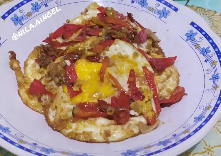 Telor ceplok bumbu pedas