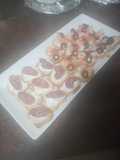 Mini bocados variados de queso crema: Langostinos, zanahoria y aceitunas; y Fuet