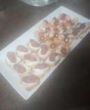 Mini bocados variados de queso crema: Langostinos, zanahoria y aceitunas; y Fuet