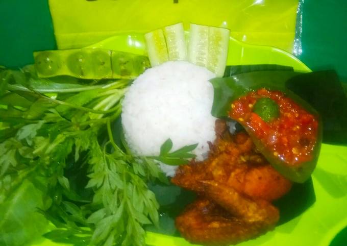 Pecel ayam lengkap