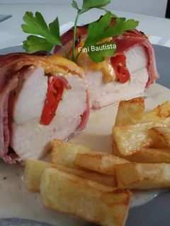 Una foto de Pechuga de pollo rellena sobre salsa a la pimienta