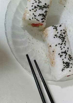 Una foto de Mi primer roll invertido (uramaki)🍱 SIN pescado crudo