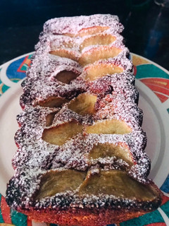 Una foto de Budín Relleno de Manzana, Canela y Miel ♥️