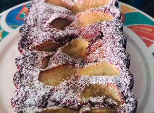 Una foto de Budín Relleno de Manzana, Canela y Miel ♥️
