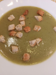 Una foto de Crema de lechuga con calabacín y puerro