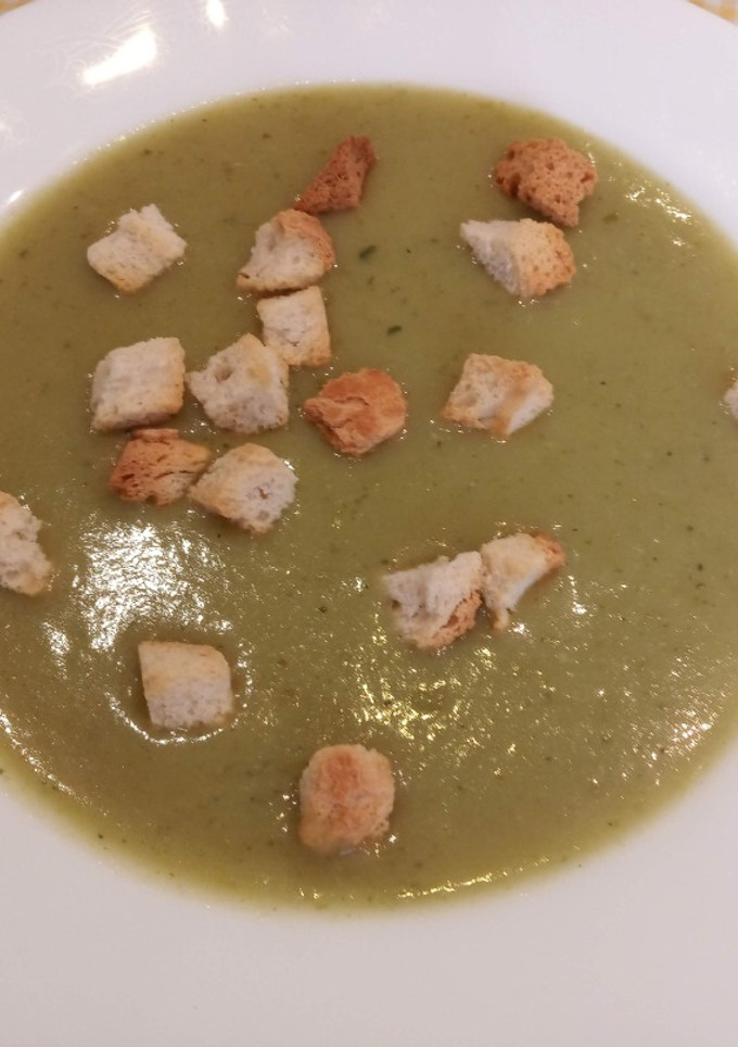 Una foto de Crema de lechuga con calabacín y puerro