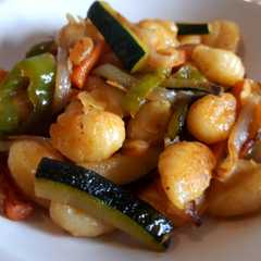 Una foto de Ñoquis tex mex con verduras salteadas y almendras
