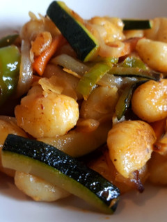Una foto de Ñoquis tex mex con verduras salteadas y almendras