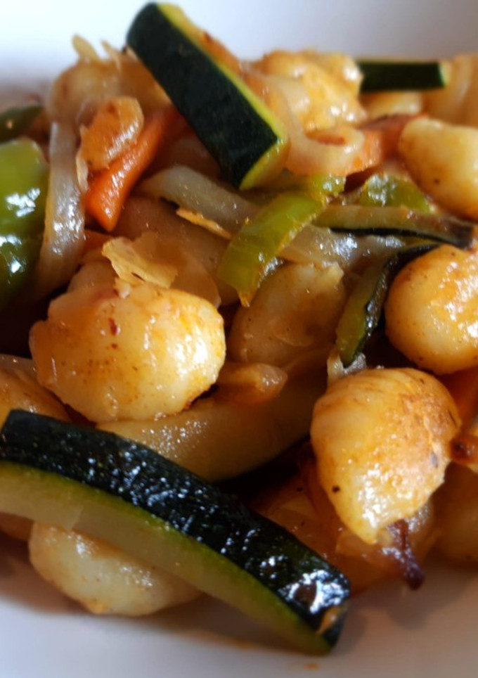 Una foto de Ñoquis tex mex con verduras salteadas y almendras