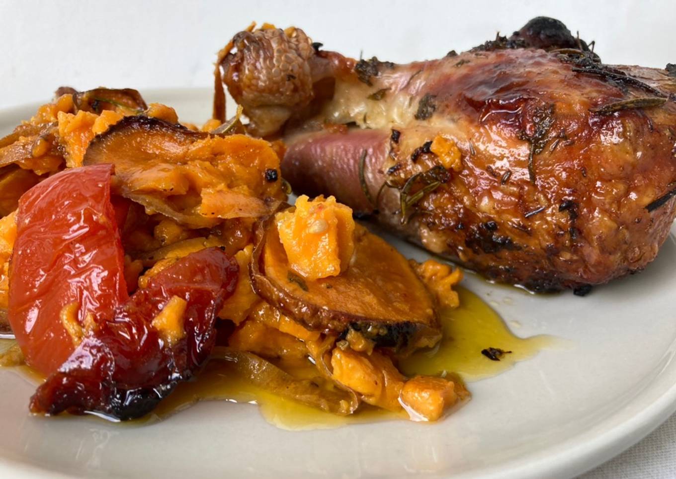 Muslos de pavo al horno con batatas y tomates