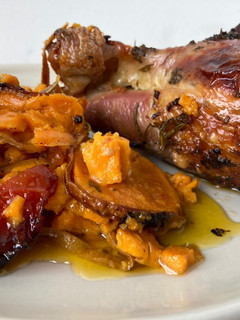 Una foto de Muslos de pavo al horno con batatas y tomates