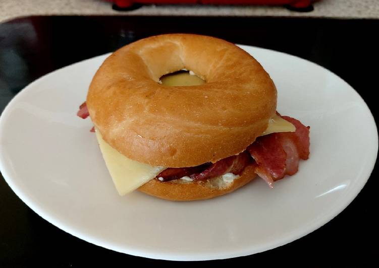 Simple Way to Prepare Ultimate My Smoked Streaky Bacon Bagel With Cheese 🥰