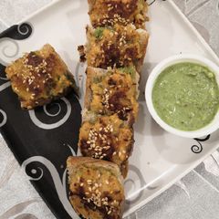 A picture of Schezwan bread pockets.