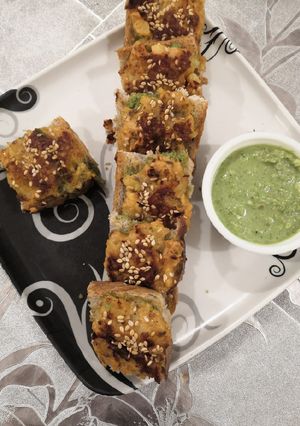 A picture of Schezwan bread pockets.
