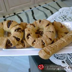 A picture of Olive and cheese bread rings.