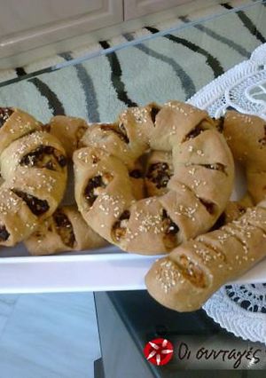 A picture of Olive and cheese bread rings.