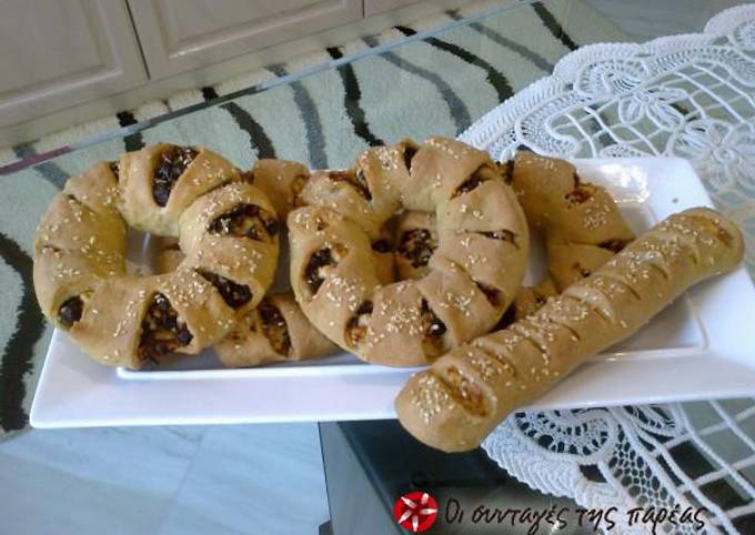 Olive and cheese bread rings