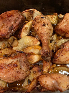 Una foto de Pollo con manzana al horno 🍗🍎