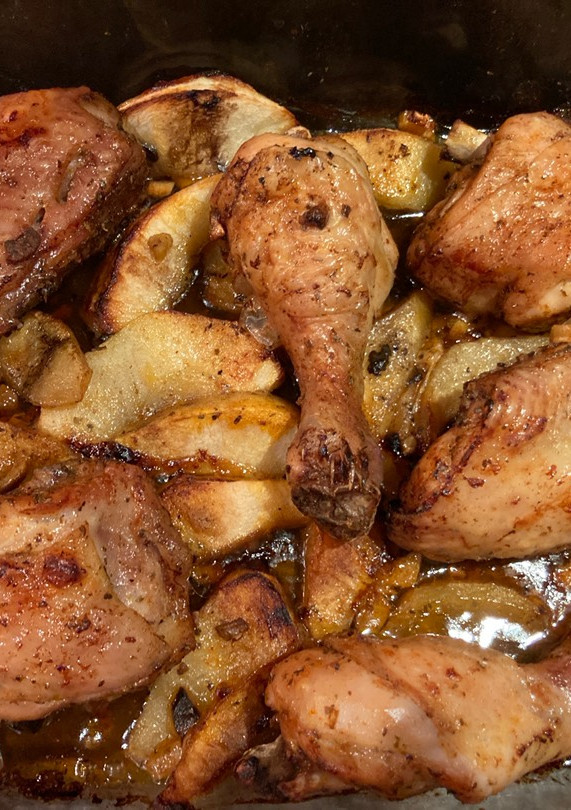 Una foto de Pollo con manzana al horno 🍗🍎