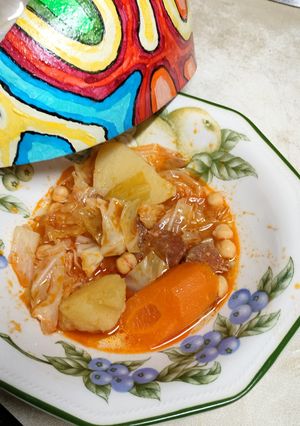 Una foto de Garbanzos cocidos con repollo y chorizo