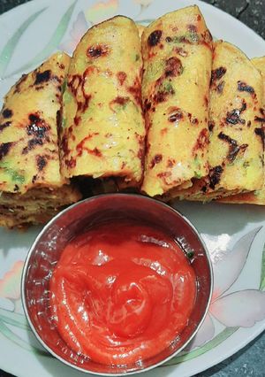 A picture of ઘઊ અને રવાના ચિલલા રોલ 😋😋મોર્નિંગ હેલ્થી બ્રેકફાસ્ટ 😋😋.